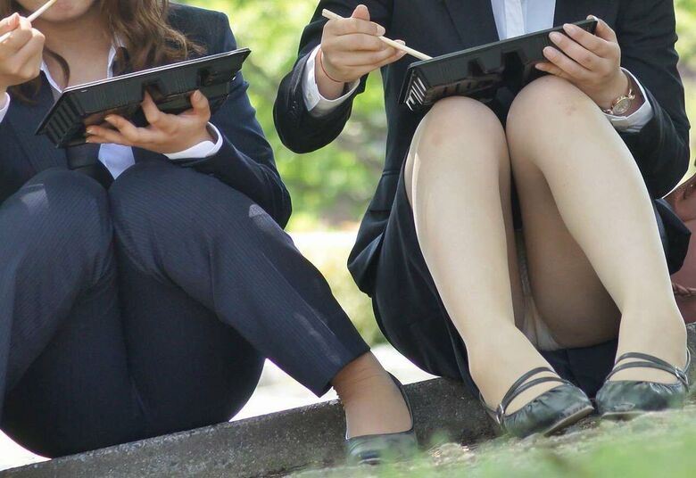 リクルートスーツ パンチラ画像!新卒女子の盗撮パンツに大興奮♡生々しくてエロいぜ!!017枚目