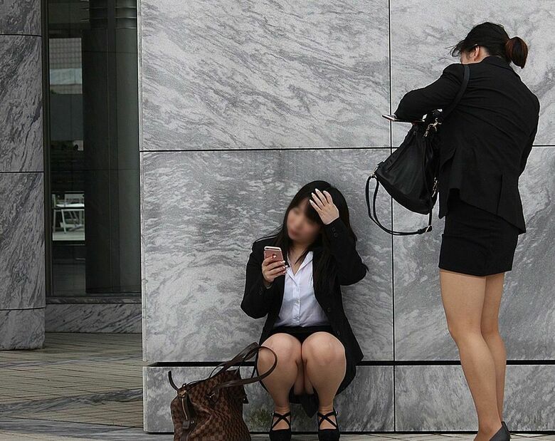 リクルートスーツ パンチラ画像!新卒女子の盗撮パンツに大興奮♡生々しくてエロいぜ!!021枚目