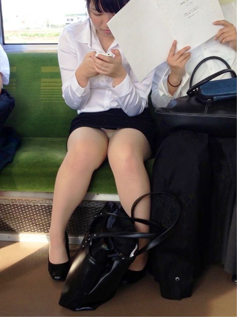 リクルートスーツ パンチラ画像!新卒女子の盗撮パンツに大興奮♡生々しくてエロいぜ!!023枚目