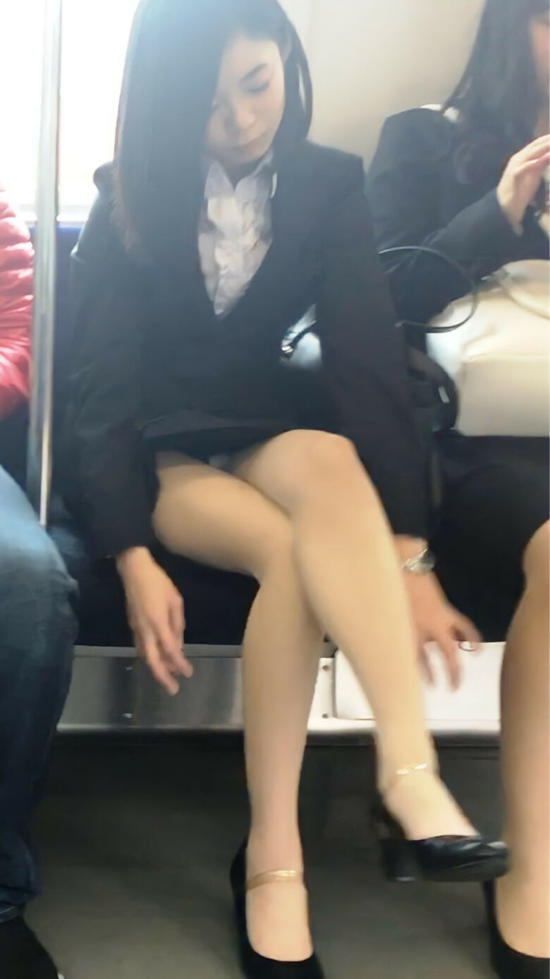 リクルートスーツ パンチラ画像!新卒女子の盗撮パンツに大興奮♡生々しくてエロいぜ!!024枚目