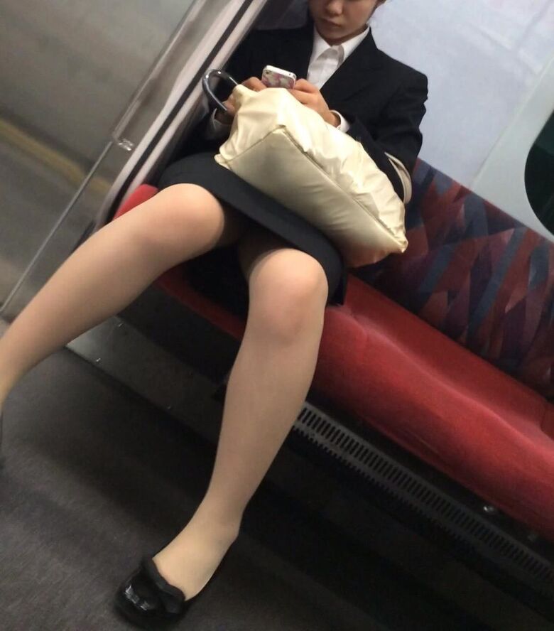 リクルートスーツ パンチラ画像!新卒女子の盗撮パンツに大興奮♡生々しくてエロいぜ!!027枚目