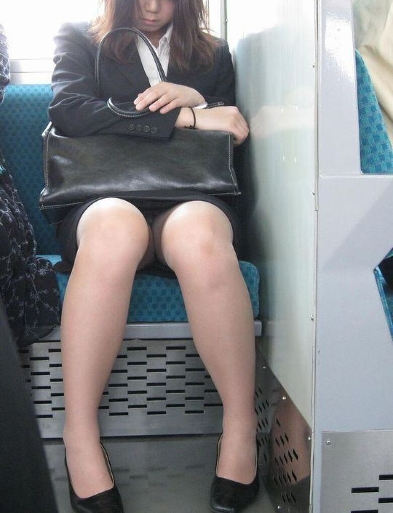 リクルートスーツ パンチラ画像!新卒女子の盗撮パンツに大興奮♡生々しくてエロいぜ!!032枚目