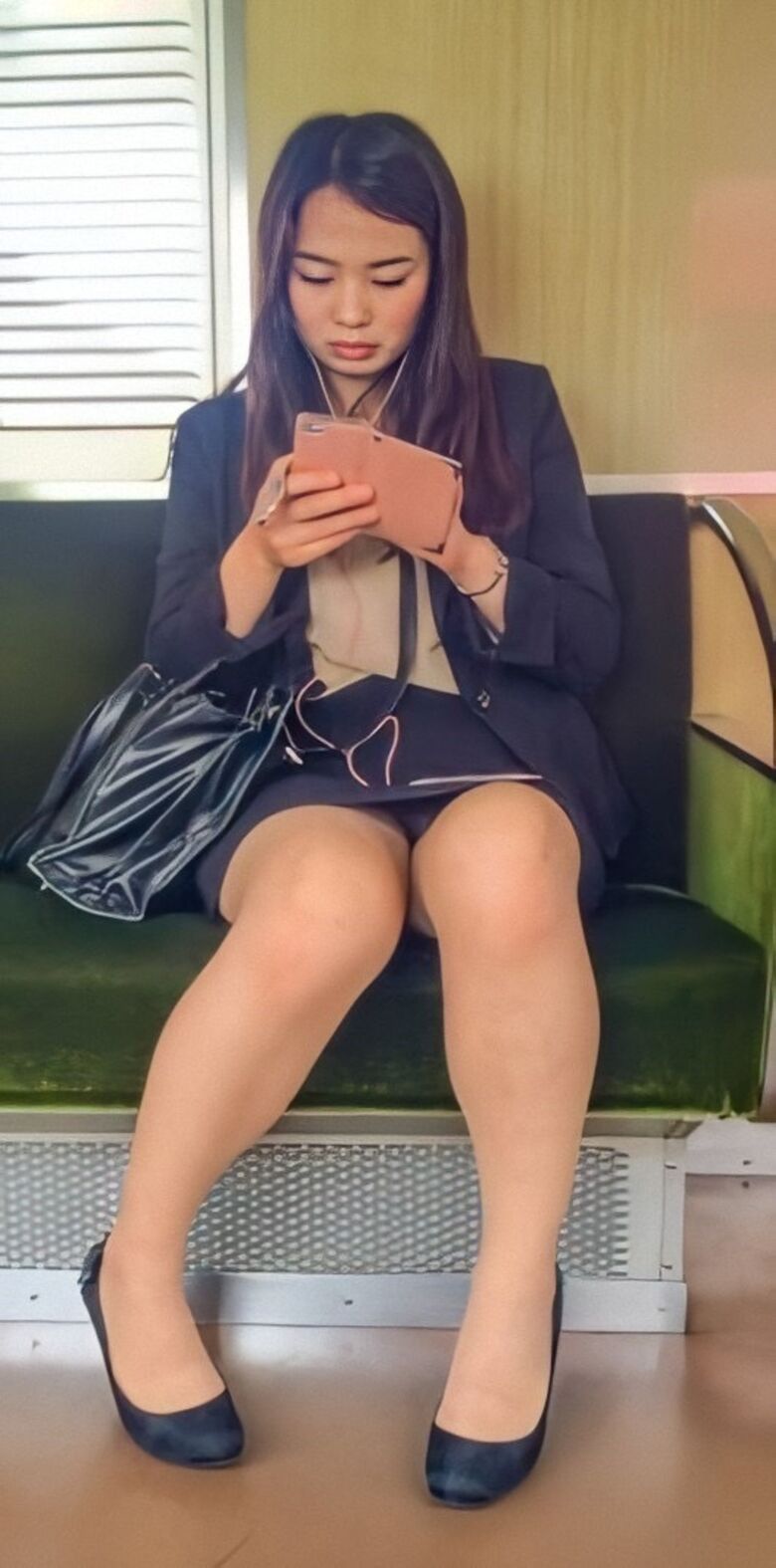 リクルートスーツ パンチラ画像!新卒女子の盗撮パンツに大興奮♡生々しくてエロいぜ!!042枚目