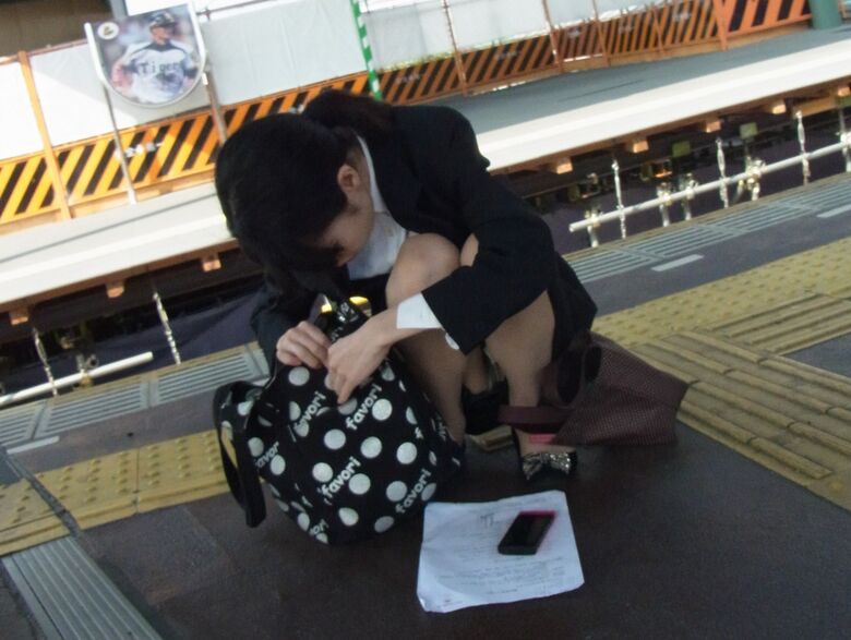 リクルートスーツ パンチラ画像!新卒女子の盗撮パンツに大興奮♡生々しくてエロいぜ!!047枚目