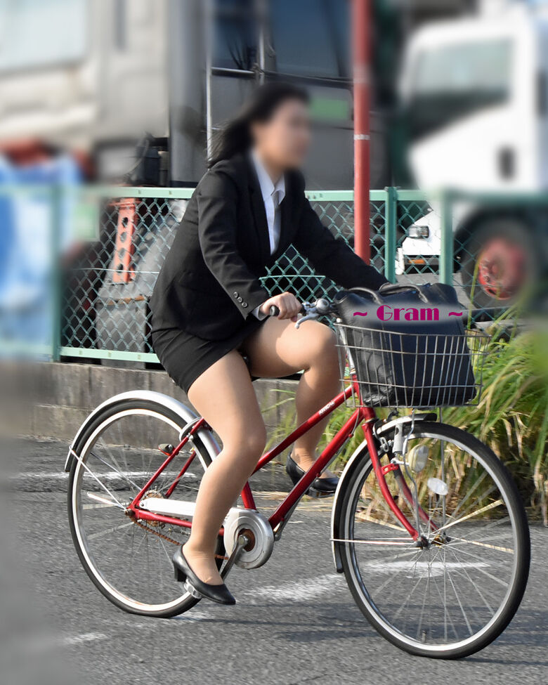 リクルートスーツ パンチラ画像!新卒女子の盗撮パンツに大興奮♡生々しくてエロいぜ!!076枚目