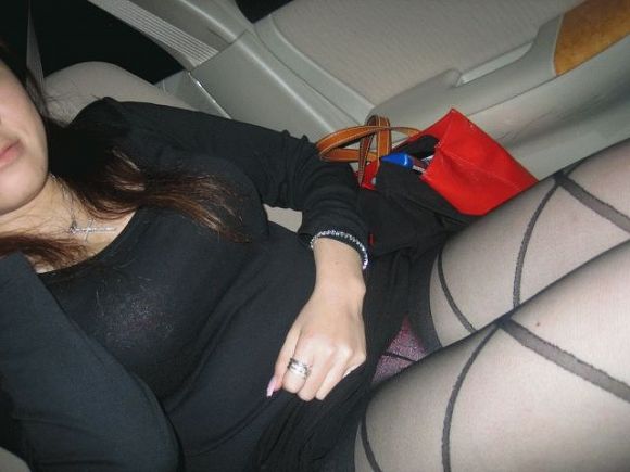 【パンチラ 太もも画像】ミニスカ女子を隣に座らせるとどうなるか分かる車内パンチラ画像！！！001