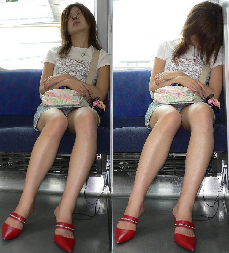電車で爆睡！しかも、パンチラを晒すという恥ずかしい女性たちｗｗｗ015