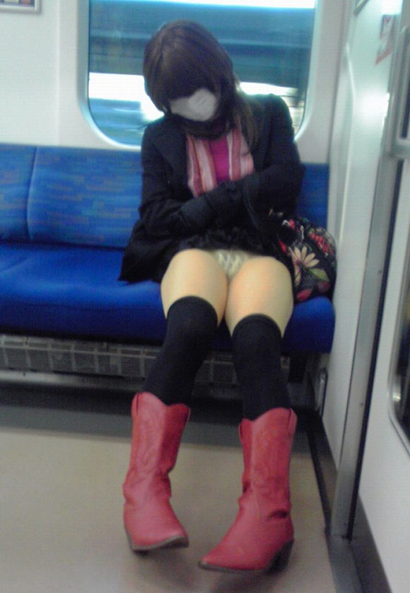 電車で爆睡！しかも、パンチラを晒すという恥ずかしい女性たちｗｗｗ032