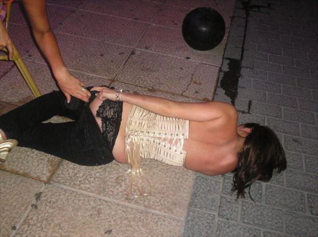【パンチラ エロ画像】記憶が無くなるまで飲んで泥酔した女のパンチラｗｗｗこれは犯してもOKってことにもなるよね！！！007