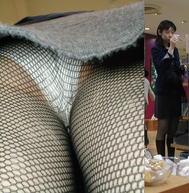 パンチラが抜ける逆さ撮り盗撮エロ動画像Vol.43_001枚目