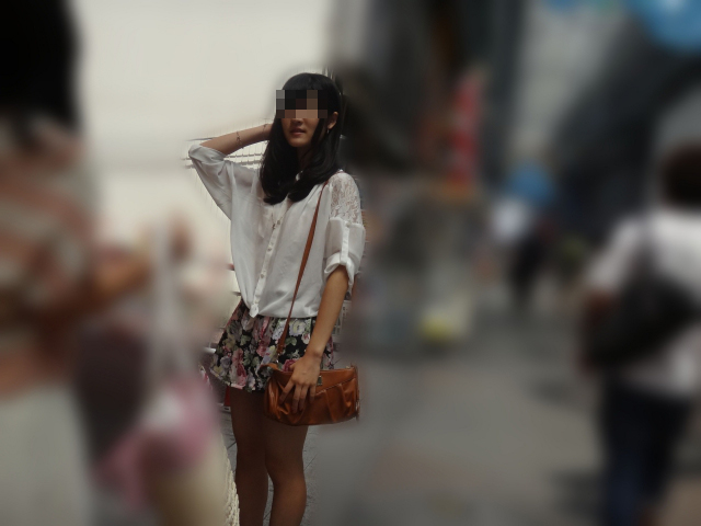 逆さ撮りパンチラが抜ける!!仲良し3人組女性のプリクラ盗撮画像14選☆白と黒と、もう一人は花柄？001枚目