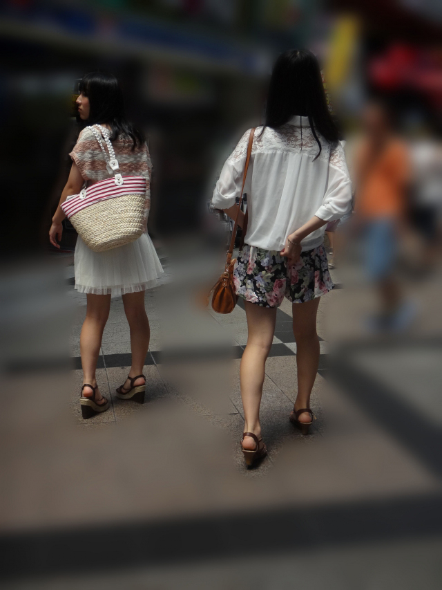 逆さ撮りパンチラが抜ける!!仲良し3人組女性のプリクラ盗撮画像14選☆白と黒と、もう一人は花柄？007枚目