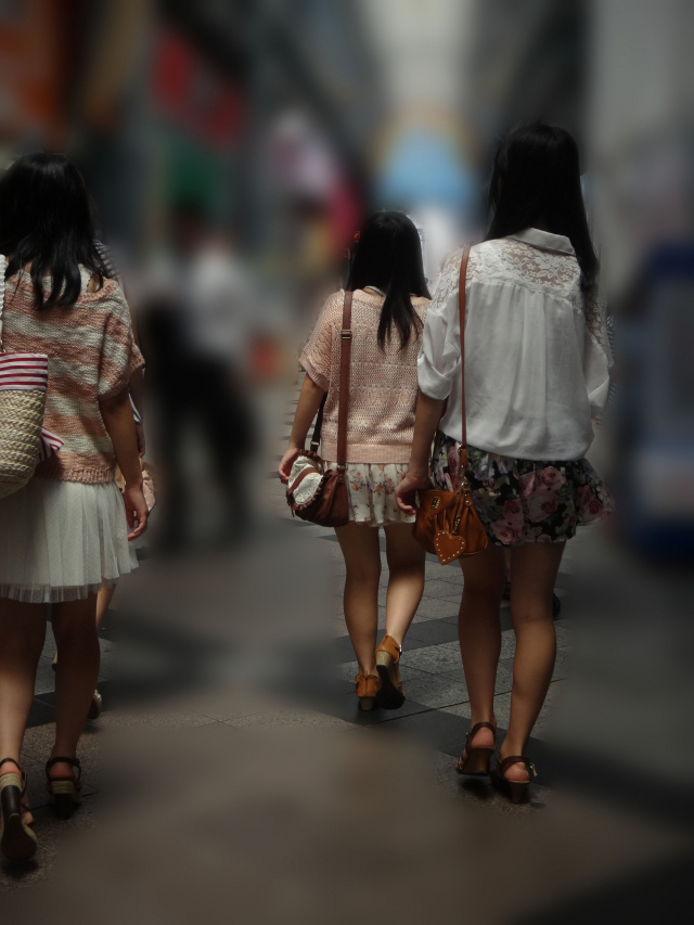 逆さ撮りパンチラが抜ける!!仲良し3人組女性のプリクラ盗撮画像14選☆白と黒と、もう一人は花柄？008枚目