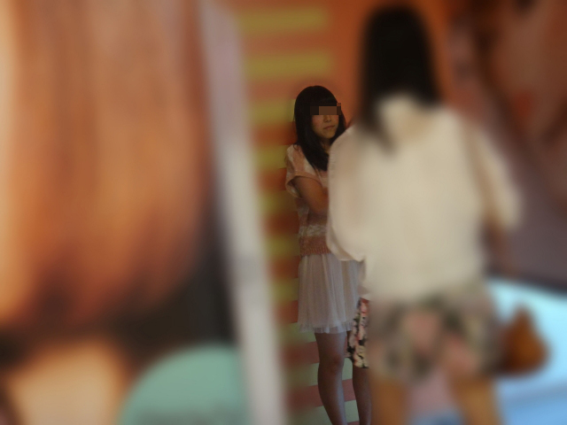 逆さ撮りパンチラが抜ける!!仲良し3人組女性のプリクラ盗撮画像14選☆白と黒と、もう一人は花柄？010枚目