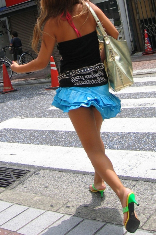 逆さ撮り丸見えパンチラ画像!盗撮でエロいパンツに太もも お尻が抜ける!!【厳選16枚】004枚目