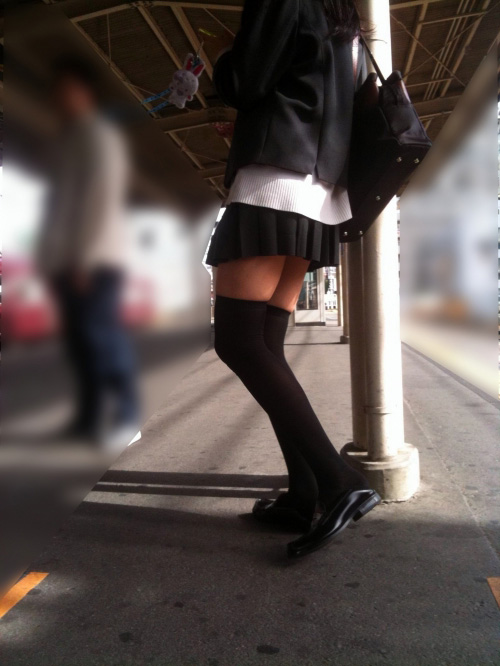 逆さ撮り丸見えパンチラ画像!盗撮でエロいパンツに太もも お尻が抜ける!!【厳選16枚】006枚目