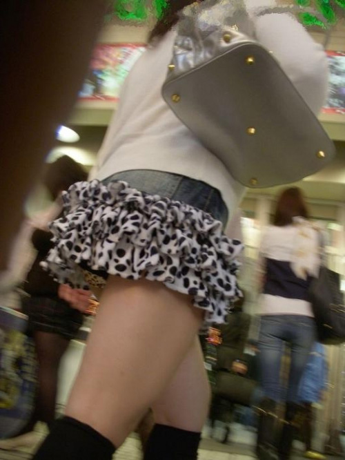 逆さ撮り丸見えパンチラ画像!盗撮でエロいパンツに太もも お尻が抜ける!!【厳選16枚】007枚目