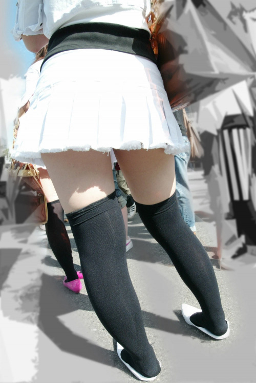 逆さ撮り丸見えパンチラ画像!盗撮でエロいパンツに太もも お尻が抜ける!!【厳選16枚】009枚目