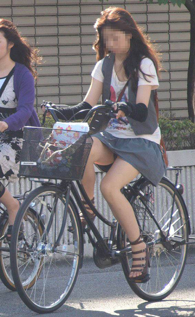 パンチラ不可避なミニスカ自転車ｗｗｗｗｗ見えてないとでも思ってんの？ｗ003