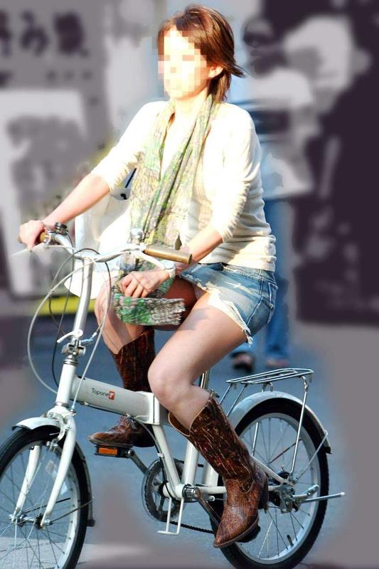 パンチラ不可避なミニスカ自転車ｗｗｗｗｗ見えてないとでも思ってんの？ｗ012