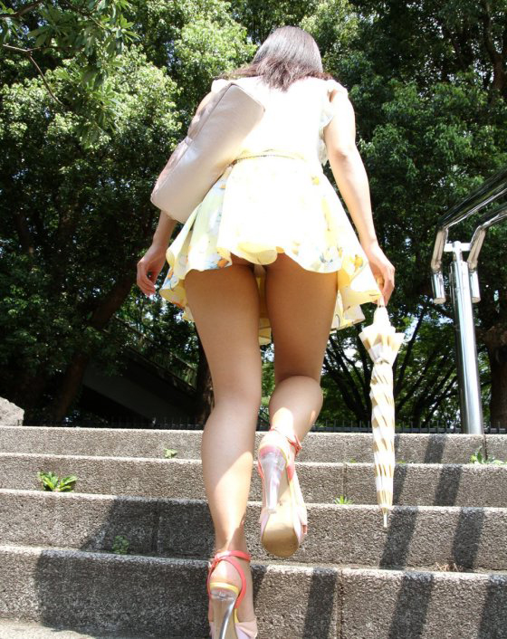 至高の逆さ撮りパンチラ画像Vol.8!エロい盗撮パンツにお尻 生足が抜ける!【厳選21枚】009