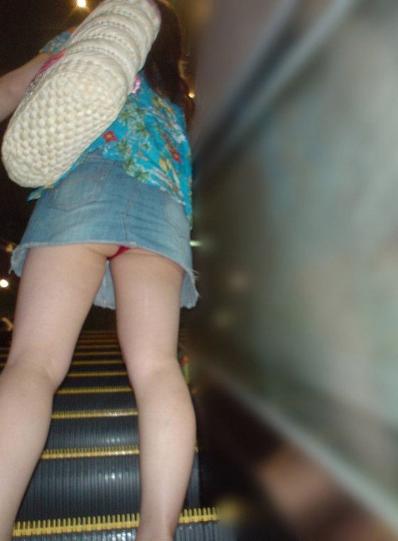 至高の逆さ撮りパンチラ画像Vol.8!エロい盗撮パンツにお尻 生足が抜ける!【厳選21枚】016