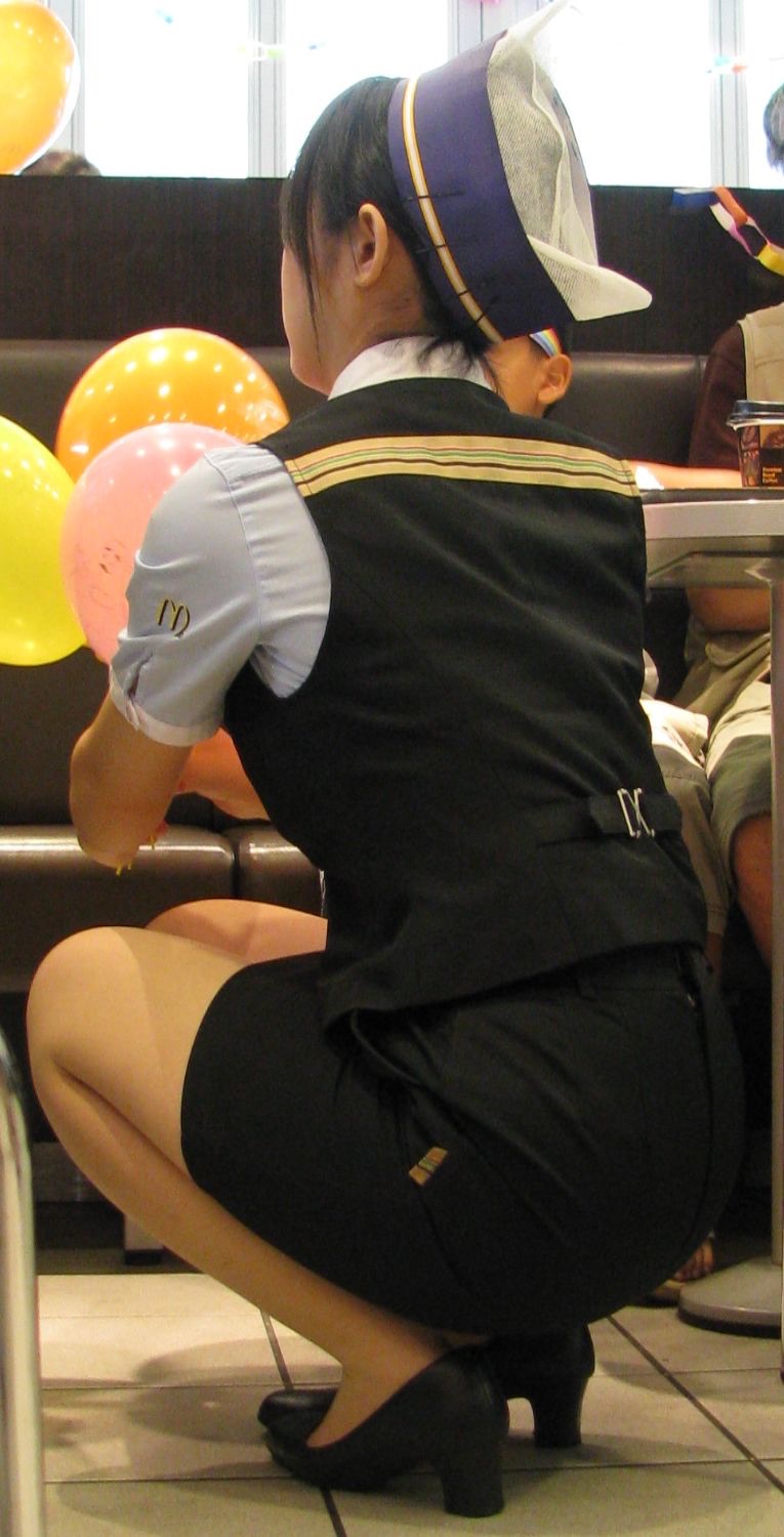 マクドナルド パンチラ画像！マック女子店員の盗撮パンツに生足♡スマイルがとまらないぜ!!005