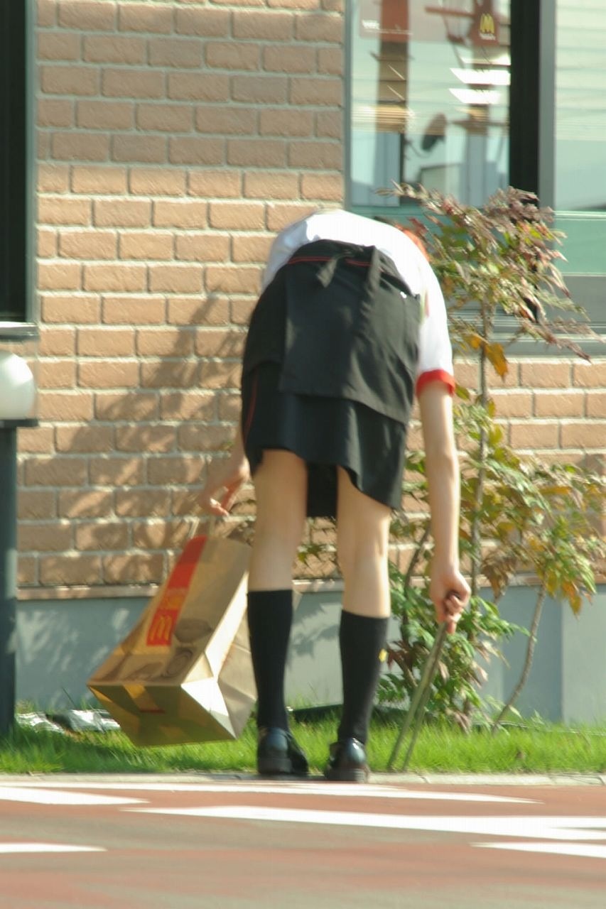 マクドナルド パンチラ画像！マック女子店員の盗撮パンツに生足♡スマイルがとまらないぜ!!015