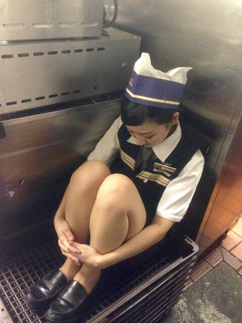 マクドナルド パンチラ画像！マック女子店員の盗撮パンツに生足♡スマイルがとまらないぜ!!021