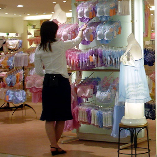 下着売り場盗撮画像！パンチラしてる女性がパンツを選んでるって…いいですね♡006