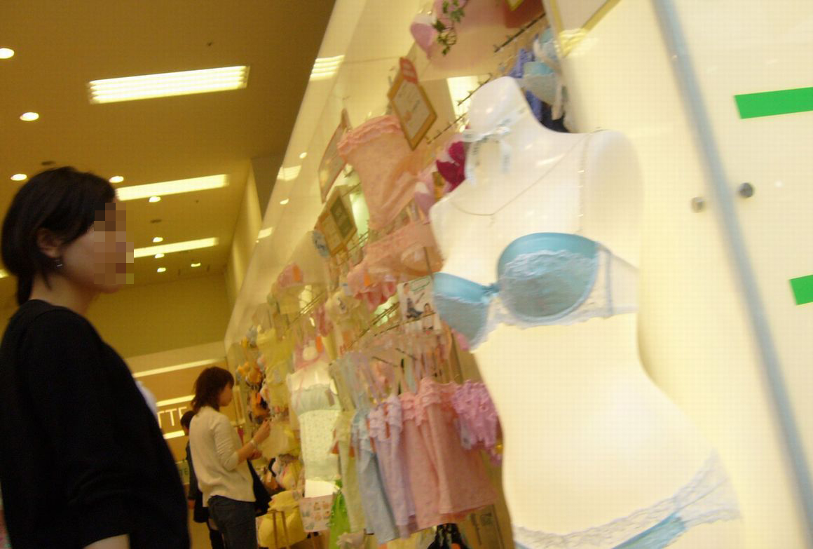 下着売り場盗撮画像！パンチラしてる女性がパンツを選んでるって…いいですね♡007