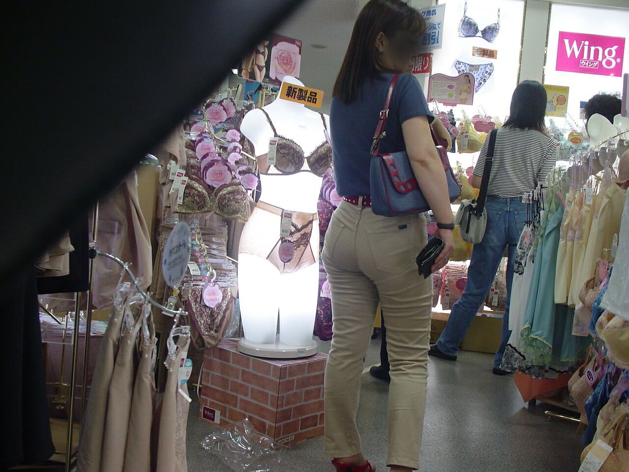 下着売り場盗撮画像！パンチラしてる女性がパンツを選んでるって…いいですね♡012
