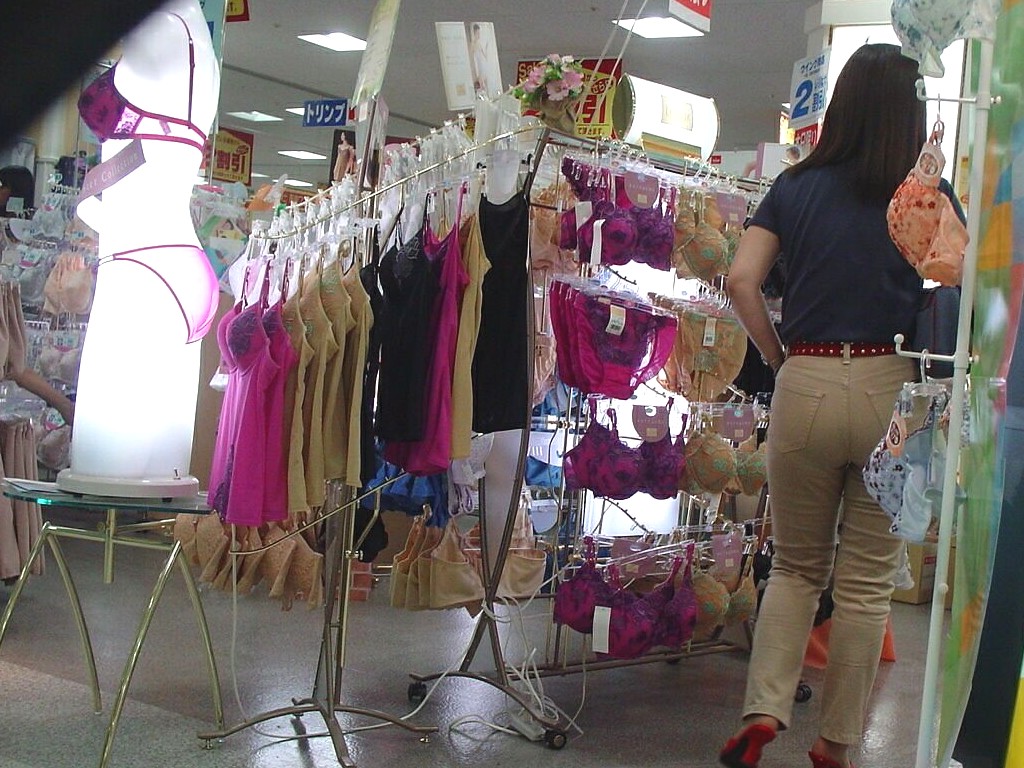 下着売り場盗撮画像！パンチラしてる女性がパンツを選んでるって…いいですね♡015