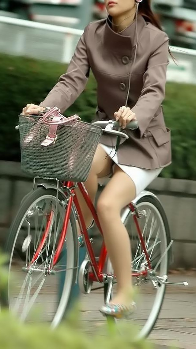 自転車に乗っている女の子のパンチラを見たときほど喜べることはない！それだけで飯3杯はいけるわ！002
