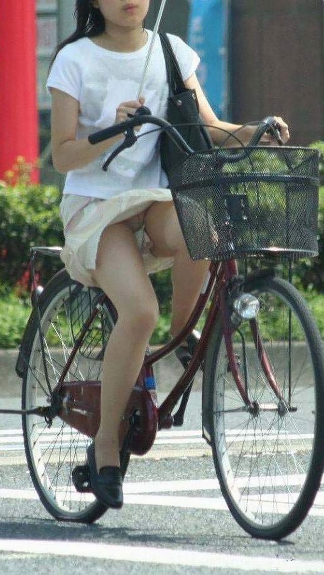 自転車に乗っている女の子のパンチラを見たときほど喜べることはない！それだけで飯3杯はいけるわ！017