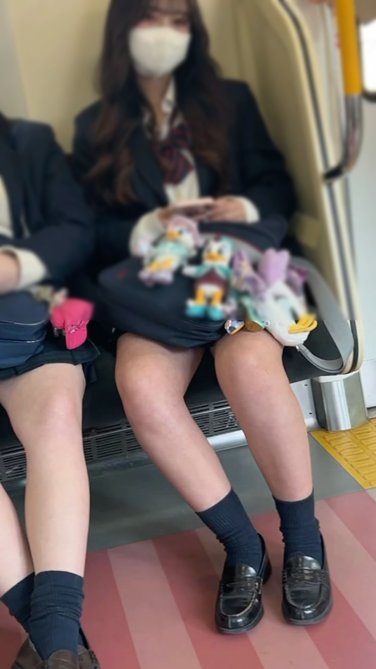 電車太ももの盗撮画像！こんな至近距離で見ちゃったら勃起が止まんないよォォオ(´д`)001