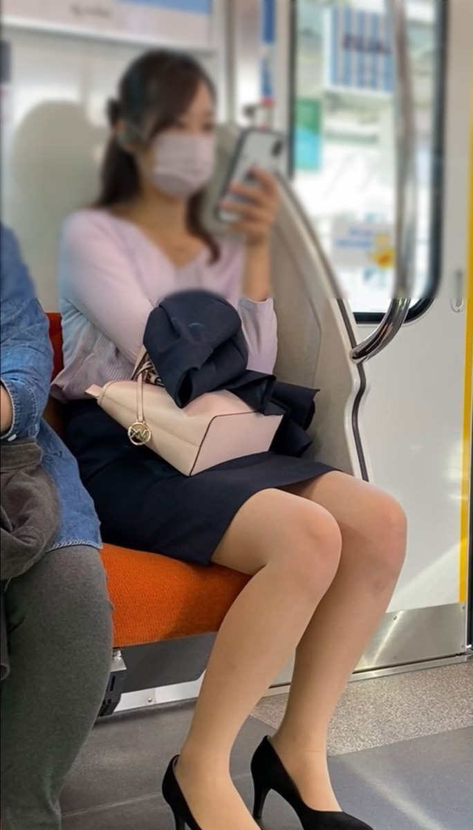 電車太ももの盗撮画像！こんな至近距離で見ちゃったら勃起が止まんないよォォオ(´д`)003