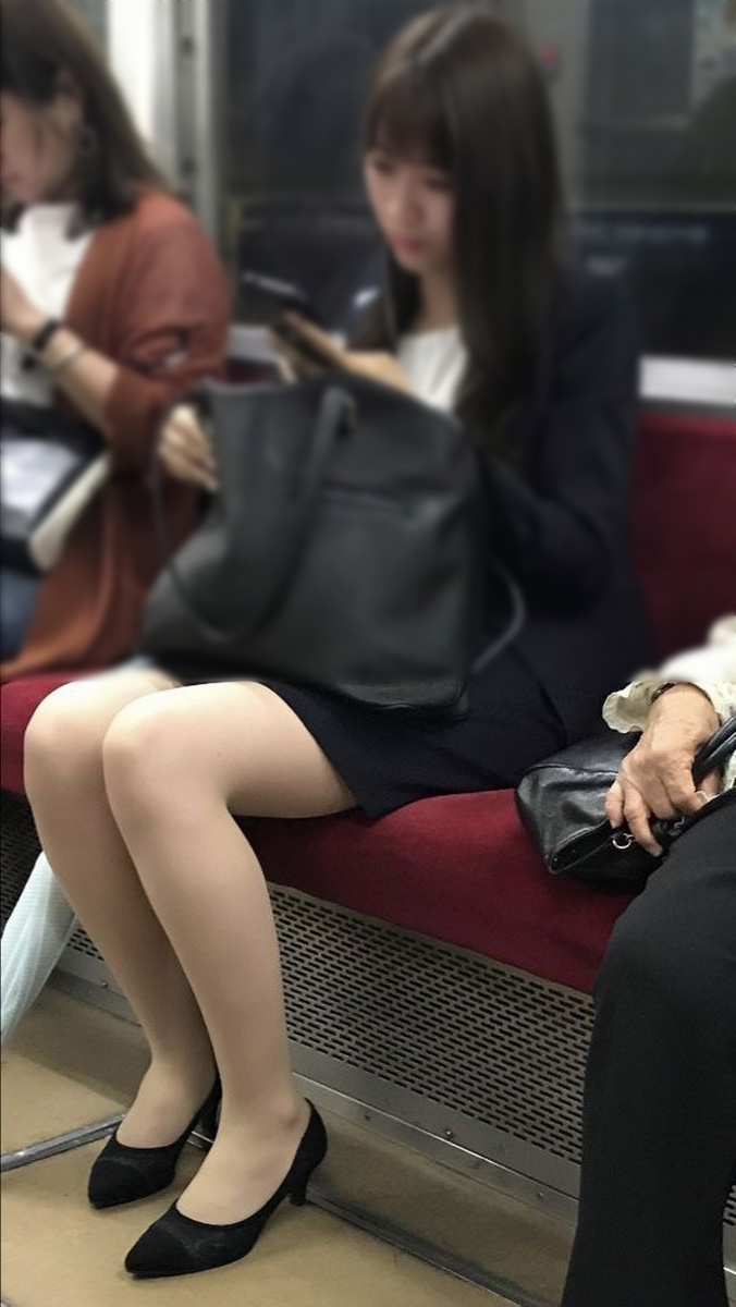 電車太ももの盗撮画像！こんな至近距離で見ちゃったら勃起が止まんないよォォオ(´д`)005