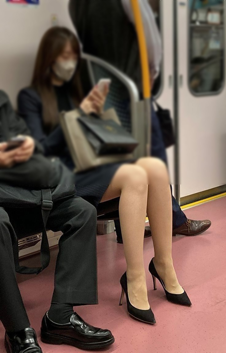 電車太ももの盗撮画像！こんな至近距離で見ちゃったら勃起が止まんないよォォオ(´д`)006