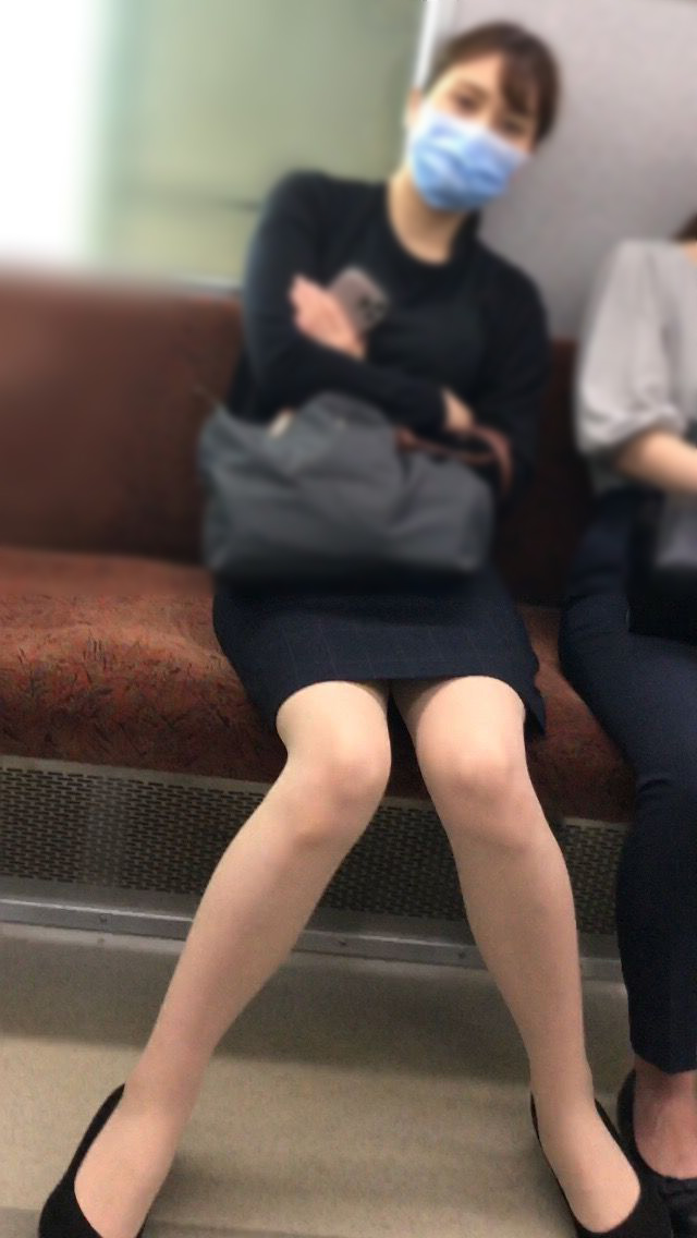 電車太ももの盗撮画像！こんな至近距離で見ちゃったら勃起が止まんないよォォオ(´д`)007