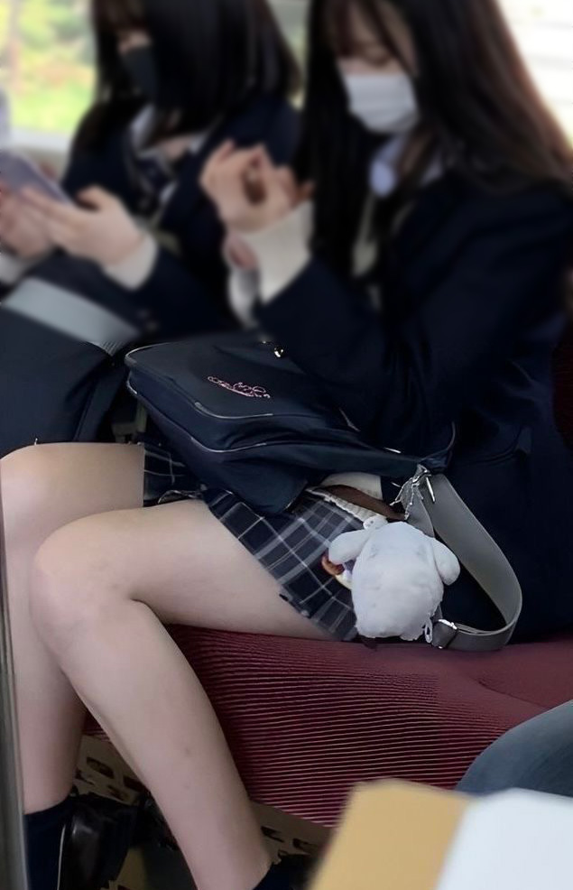 電車太ももの盗撮画像！こんな至近距離で見ちゃったら勃起が止まんないよォォオ(´д`)008