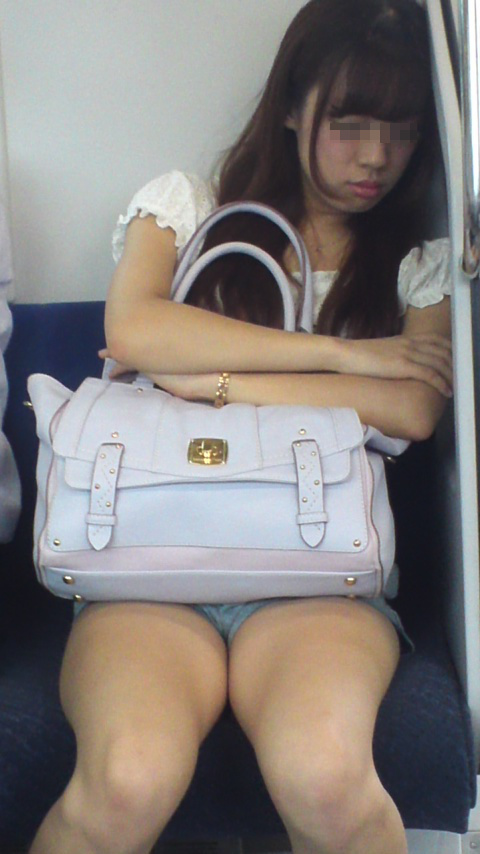 電車太ももの盗撮画像！こんな至近距離で見ちゃったら勃起が止まんないよォォオ(´д`)010