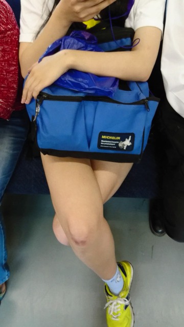 電車太ももの盗撮画像！こんな至近距離で見ちゃったら勃起が止まんないよォォオ(´д`)018