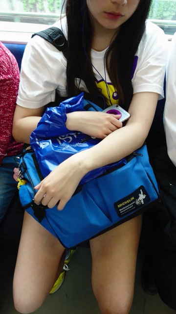 電車太ももの盗撮画像！こんな至近距離で見ちゃったら勃起が止まんないよォォオ(´д`)019