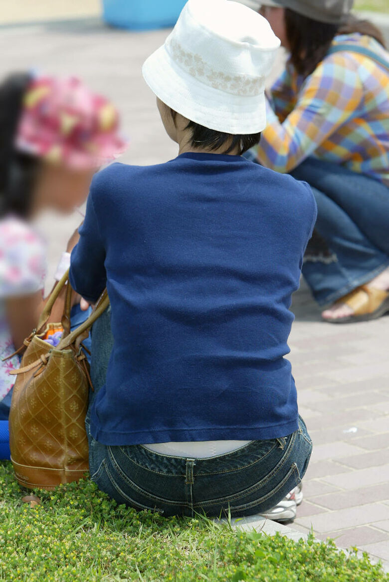 熟女 街撮り盗撮画像!おばさんのパンチラ・胸チラ エロいケツのたみるが熟して抜けるぜ!!001