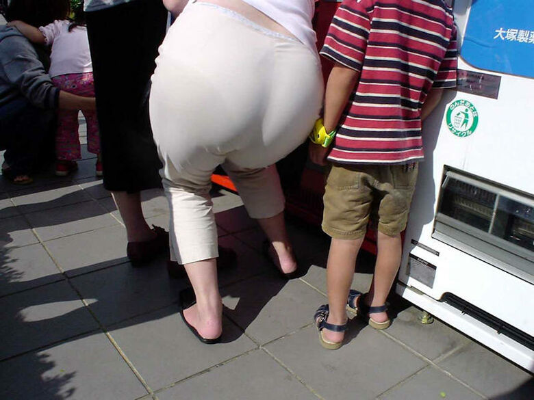 熟女 街撮り盗撮画像!おばさんのパンチラ・胸チラ エロいケツのたみるが熟して抜けるぜ!!003