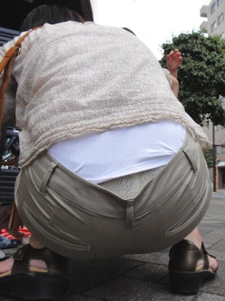 熟女 街撮り盗撮画像!おばさんのパンチラ・胸チラ エロいケツのたみるが熟して抜けるぜ!!004