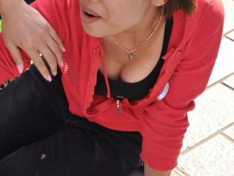 熟女 街撮り盗撮画像!おばさんのパンチラ・胸チラ エロいケツのたみるが熟して抜けるぜ!!021
