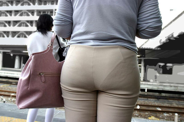 熟女 街撮り盗撮画像!おばさんのパンチラ・胸チラ エロいケツのたみるが熟して抜けるぜ!!026