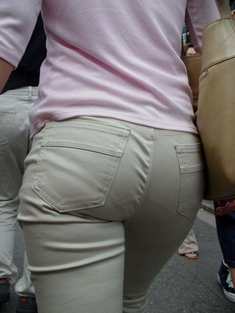 熟女 街撮り盗撮画像!おばさんのパンチラ・胸チラ エロいケツのたみるが熟して抜けるぜ!!030